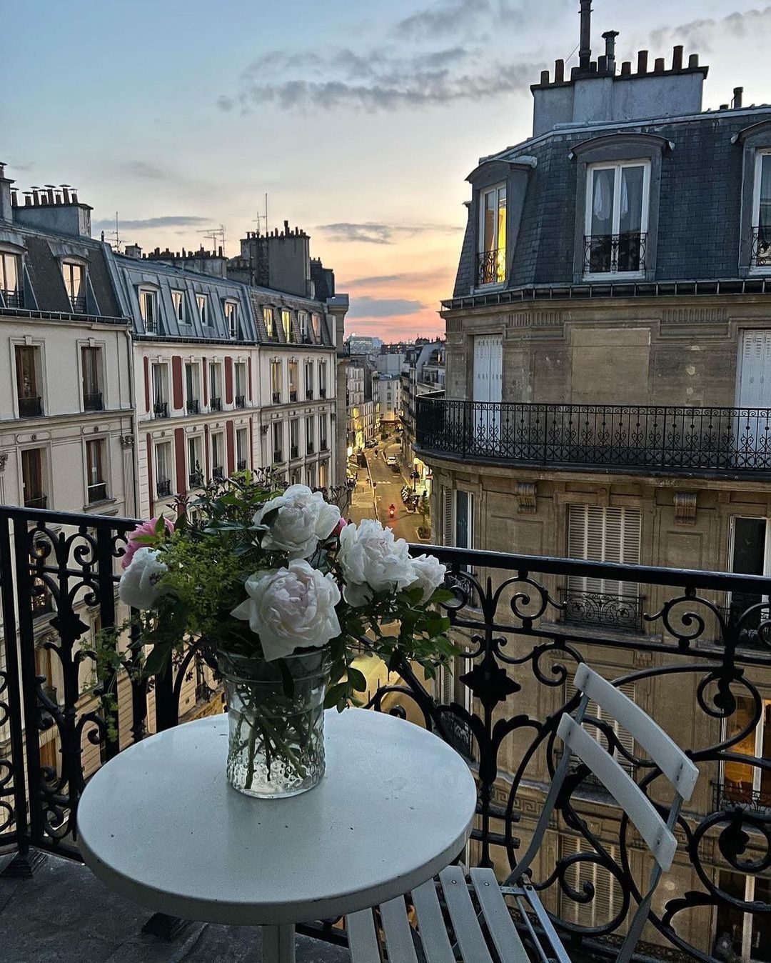 Balcon parisien au coucher du soleil, immeubles haussmanniens
