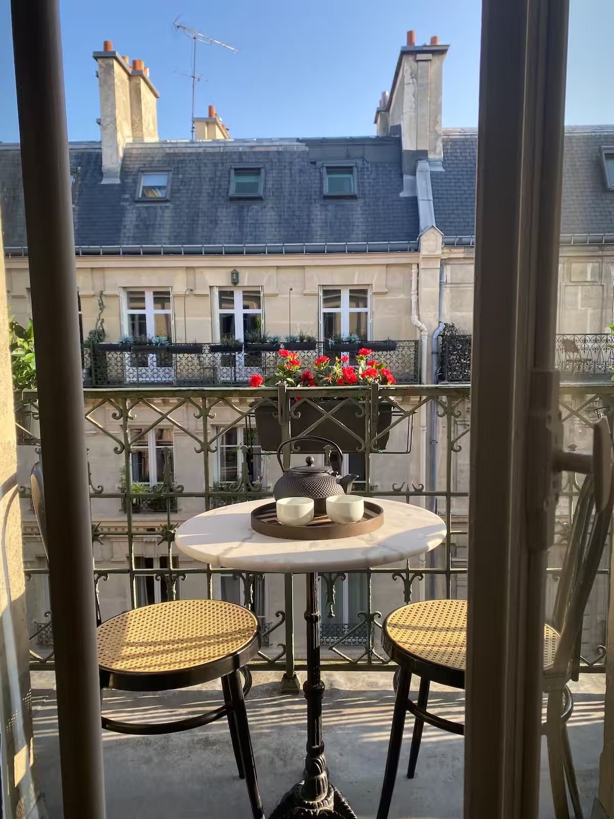 Petit balcon avec table et chaises