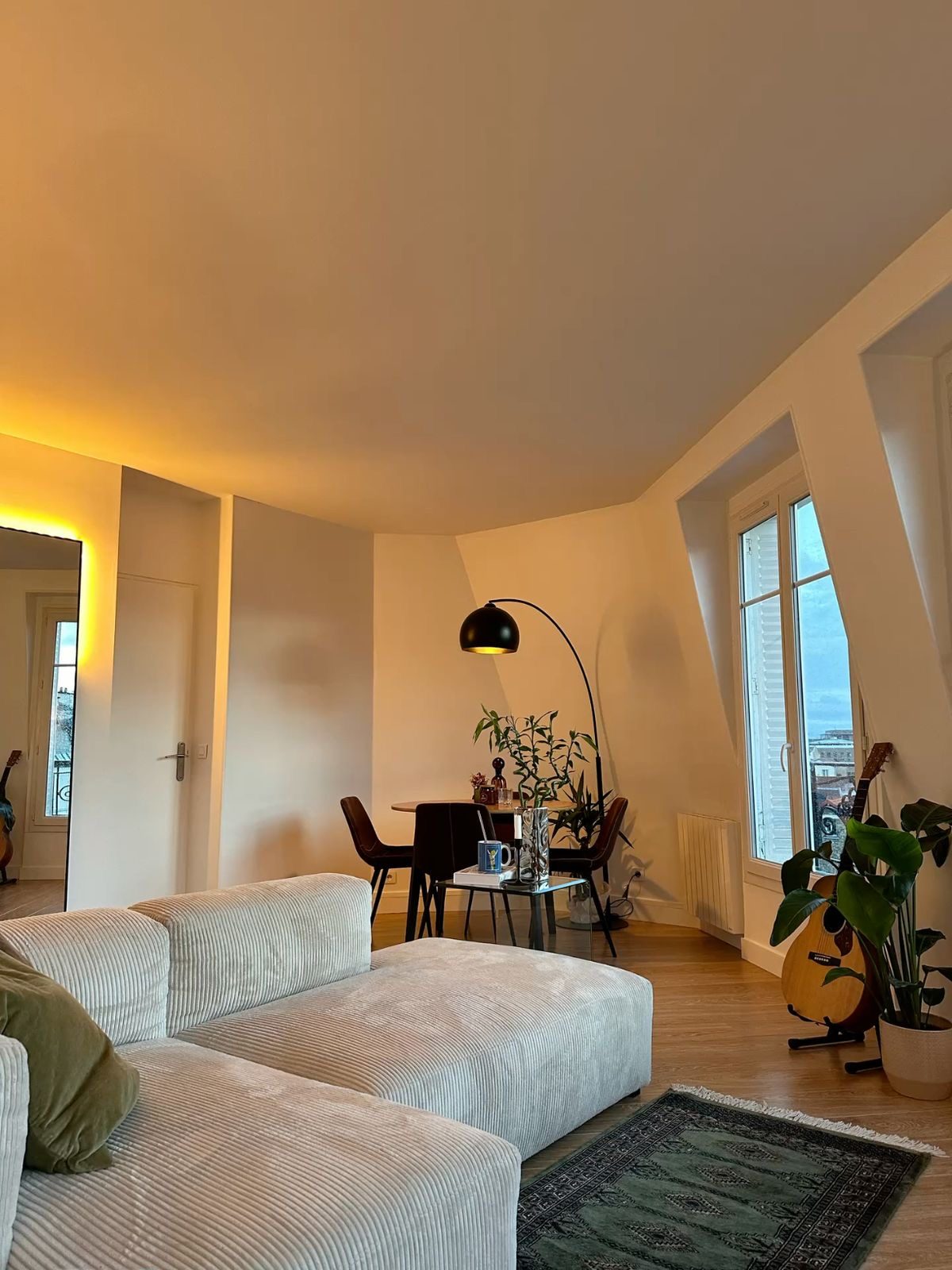 Salon clair avec grandes fenêtres