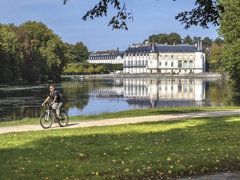 Cycliste au bord de l'eau dans la vallée de Chevreuse
