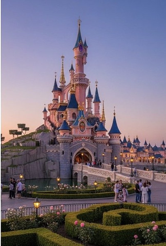 Le château de Disneyland Paris au coucher du soleil