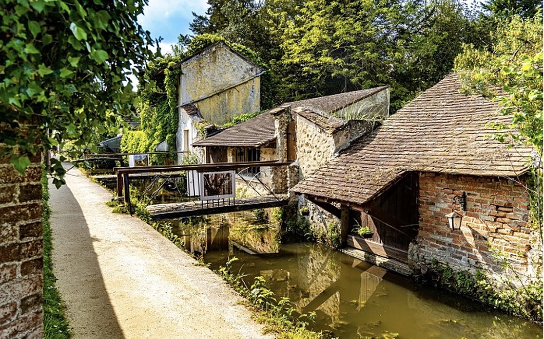 Bâtiments en pierre le long d'un cours d'eau à Saint-Rémy-lès-Chevreuse